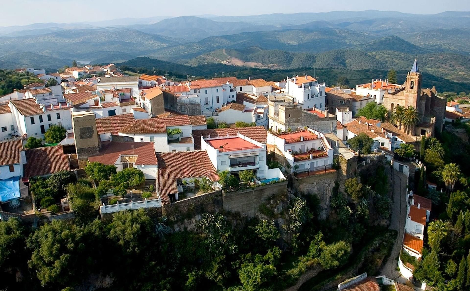 Este pueblo tiene un centro histórico Bien de Interés Cultural que es uno de los tesoros arquitectónicos más apreciados de la provincia de Huelva