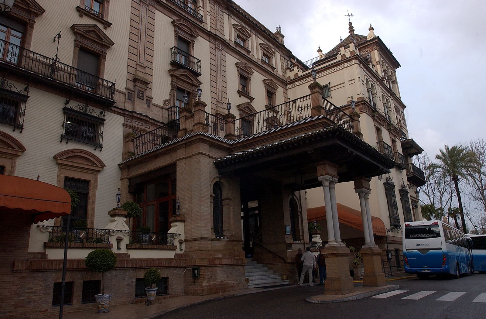 Fachada principal del Hotel Alfonso XIII, inmueble que pertenece al Ayuntamiento.