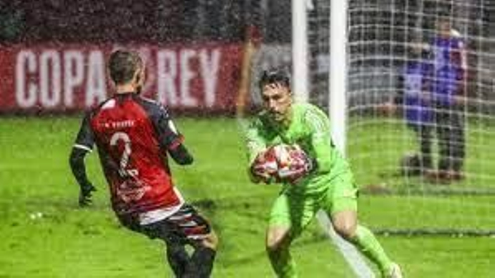 Adri López, bajo la lluvia en el partido de Copa ante el Arosa Adri López, bajo la lluvia en el partido de Copa ante el Arosa