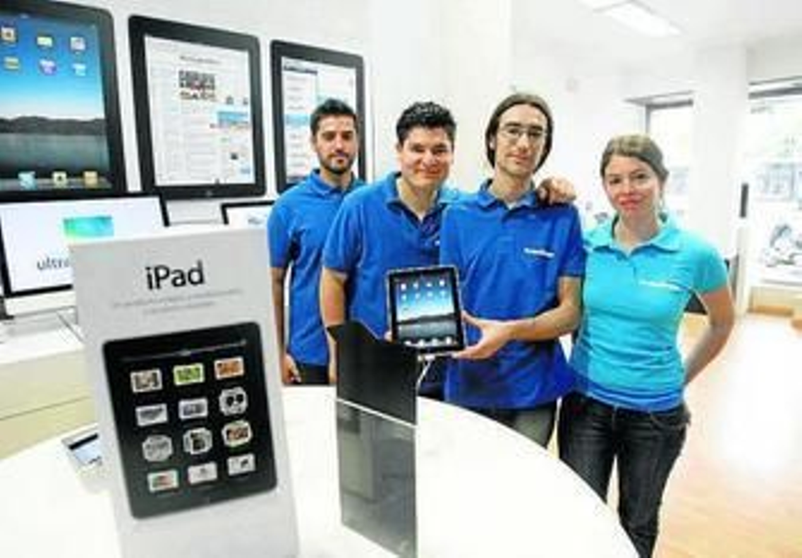 Los trabajadores de Rossellimac muestran la tableta de Apple.