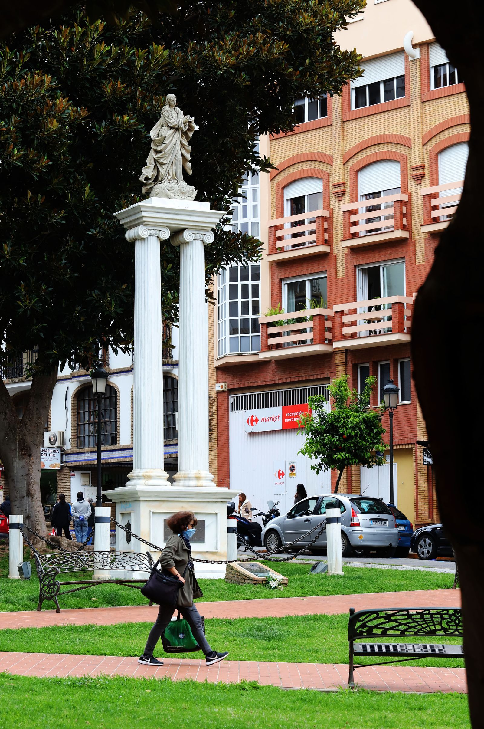 Imágenes de la actividad en las pequeñas tiendas de alimentación, fruterías y pescaderías