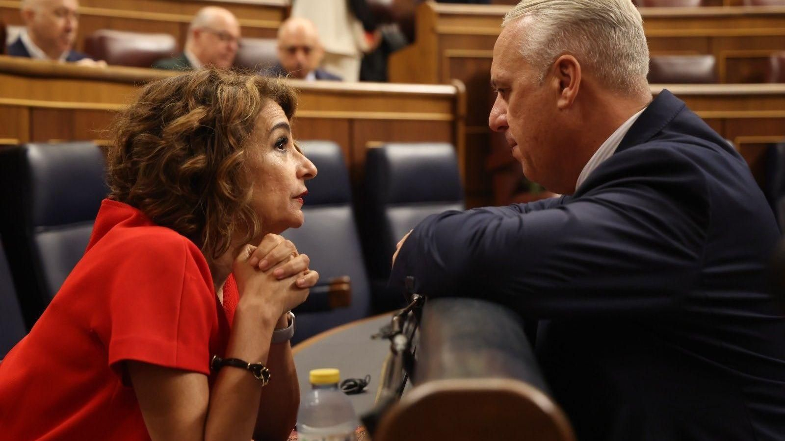 María Jesús Montero y Juan Carlos Ruiz Boix.