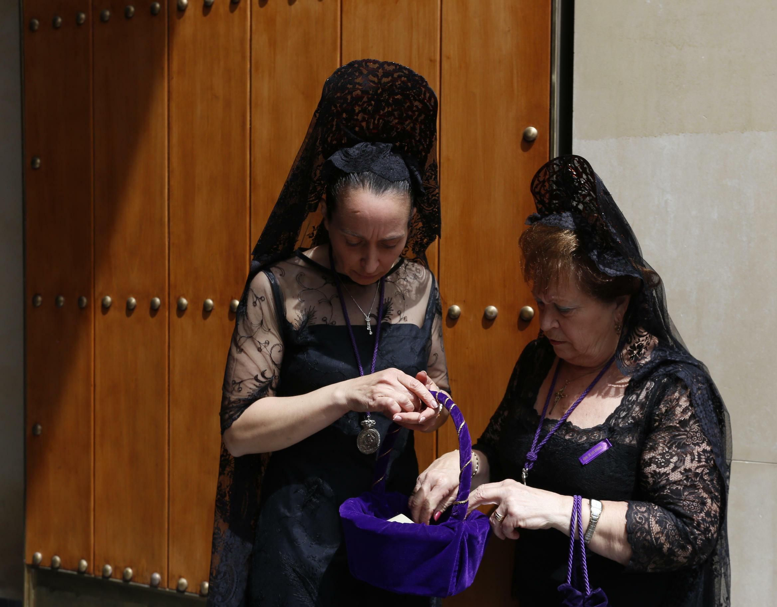 Colas en los templos a la espera de la Madrugá