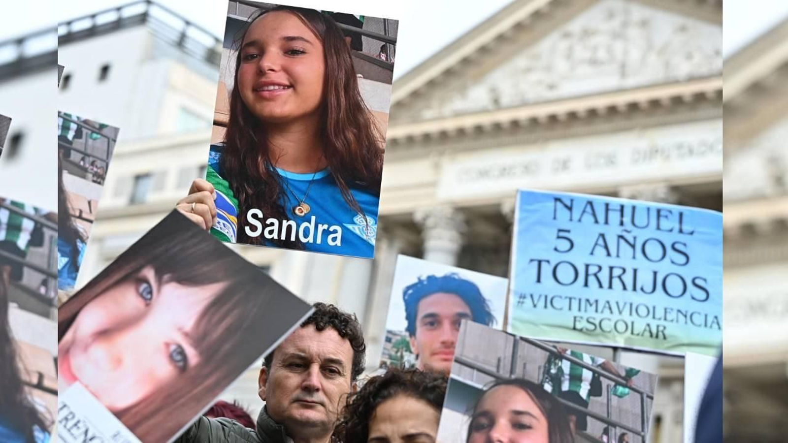 Manifestación para exigir a los responsables políticos la aprobación urgente de una Ley Integral contra el Acoso Escolar