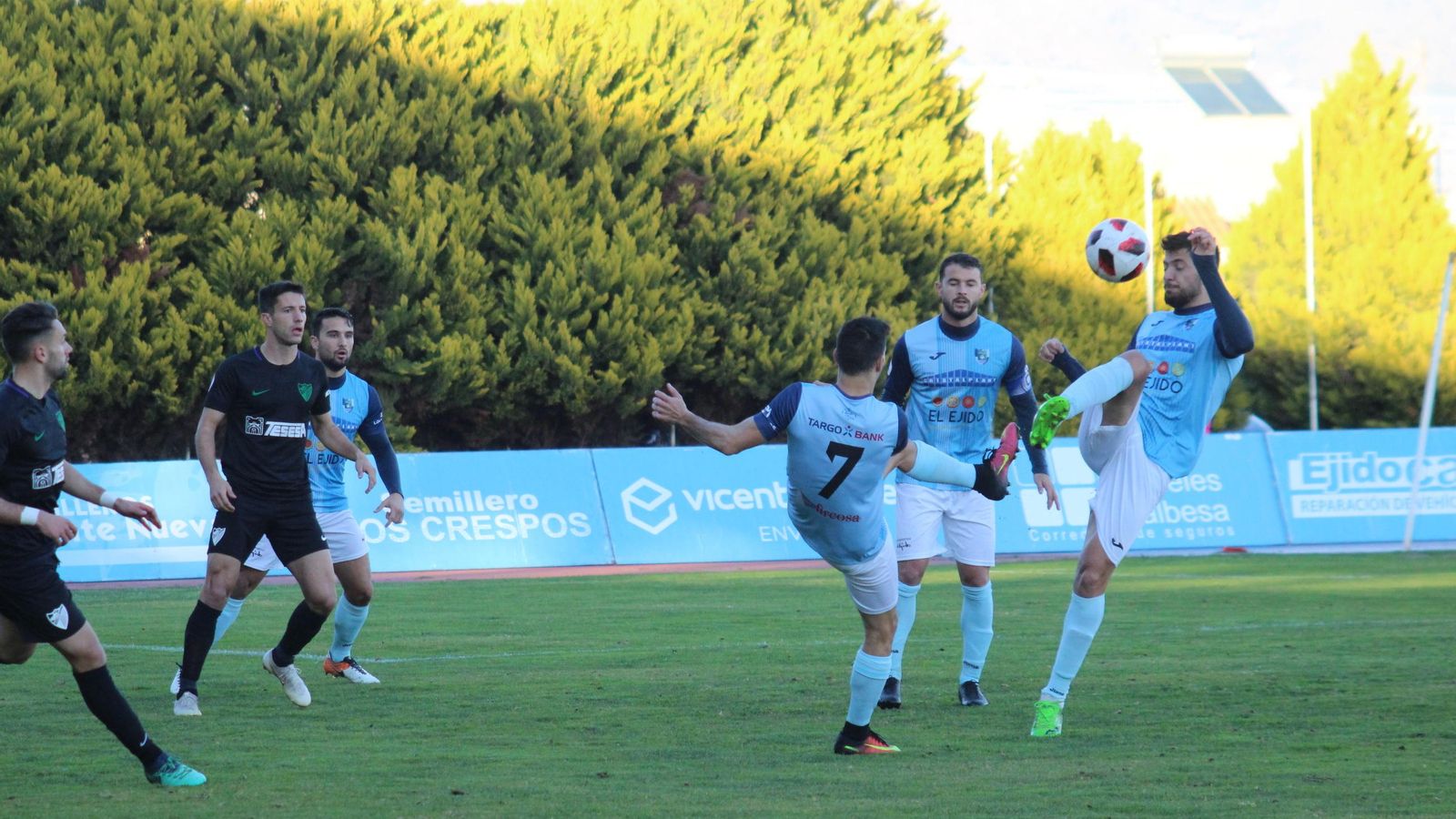 Despeje defensivo celeste.