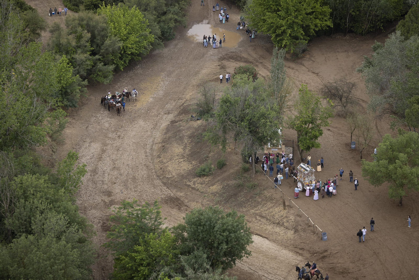Las impresionantes fotos del camino del Rocío, desde el helicóptero de la Guardia Civil