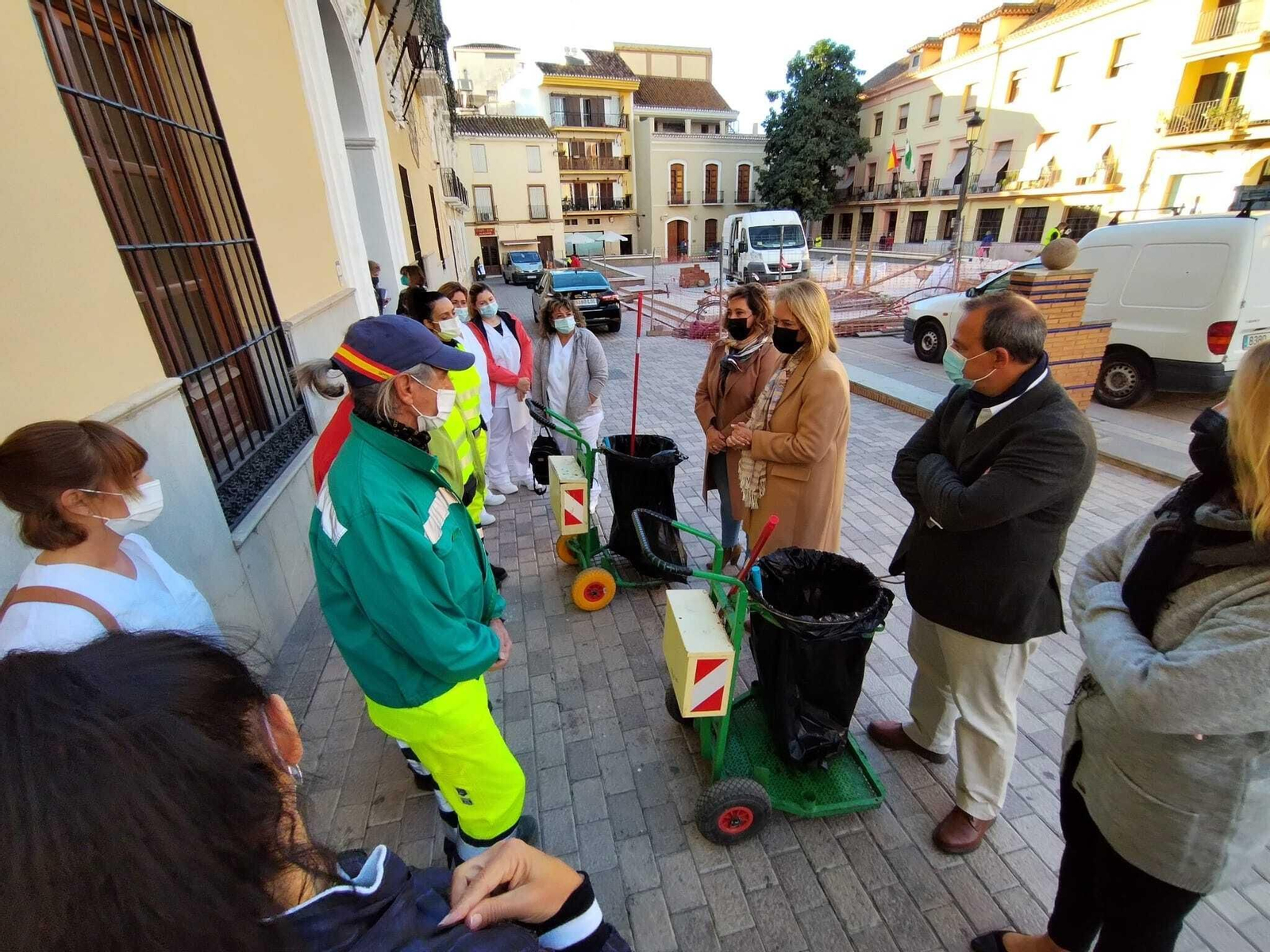 Doce nuevos trabajadores refuerzan el  servicio de limpieza de Motril