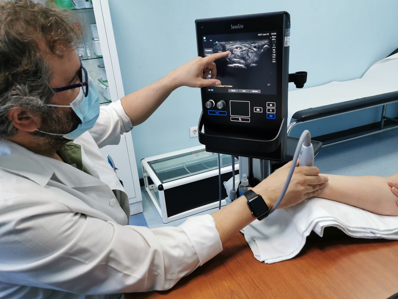 El doctor José María Delgado Mendilívar realizando una ecografía para valoración de la patología del síndrome del túnel carpiano.