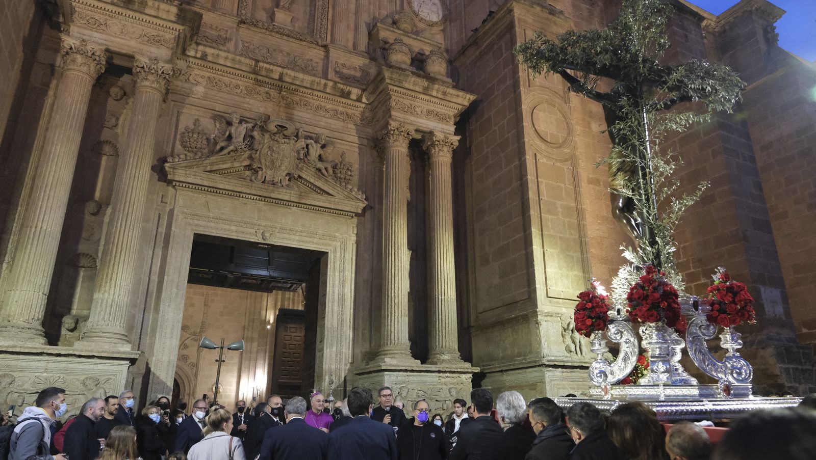 Procesión del Vía Crucis del Santo Cristo de la Escucha en Almería, en imágenes.