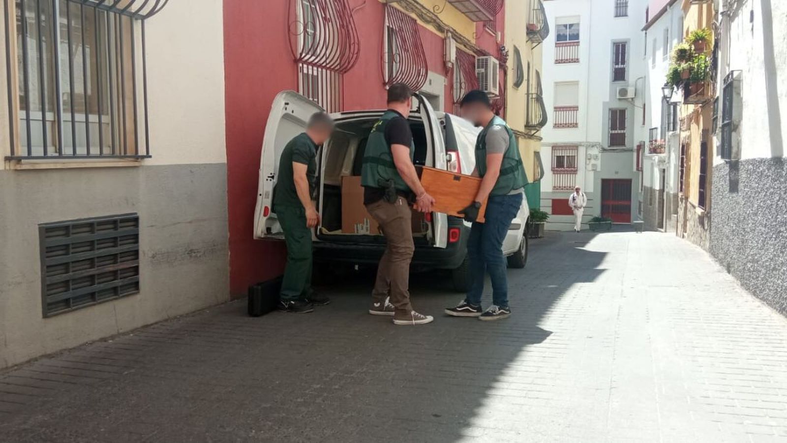 Agentes de la Guardia Civil incautan material relacionado con el trafico de armas en Jaén.