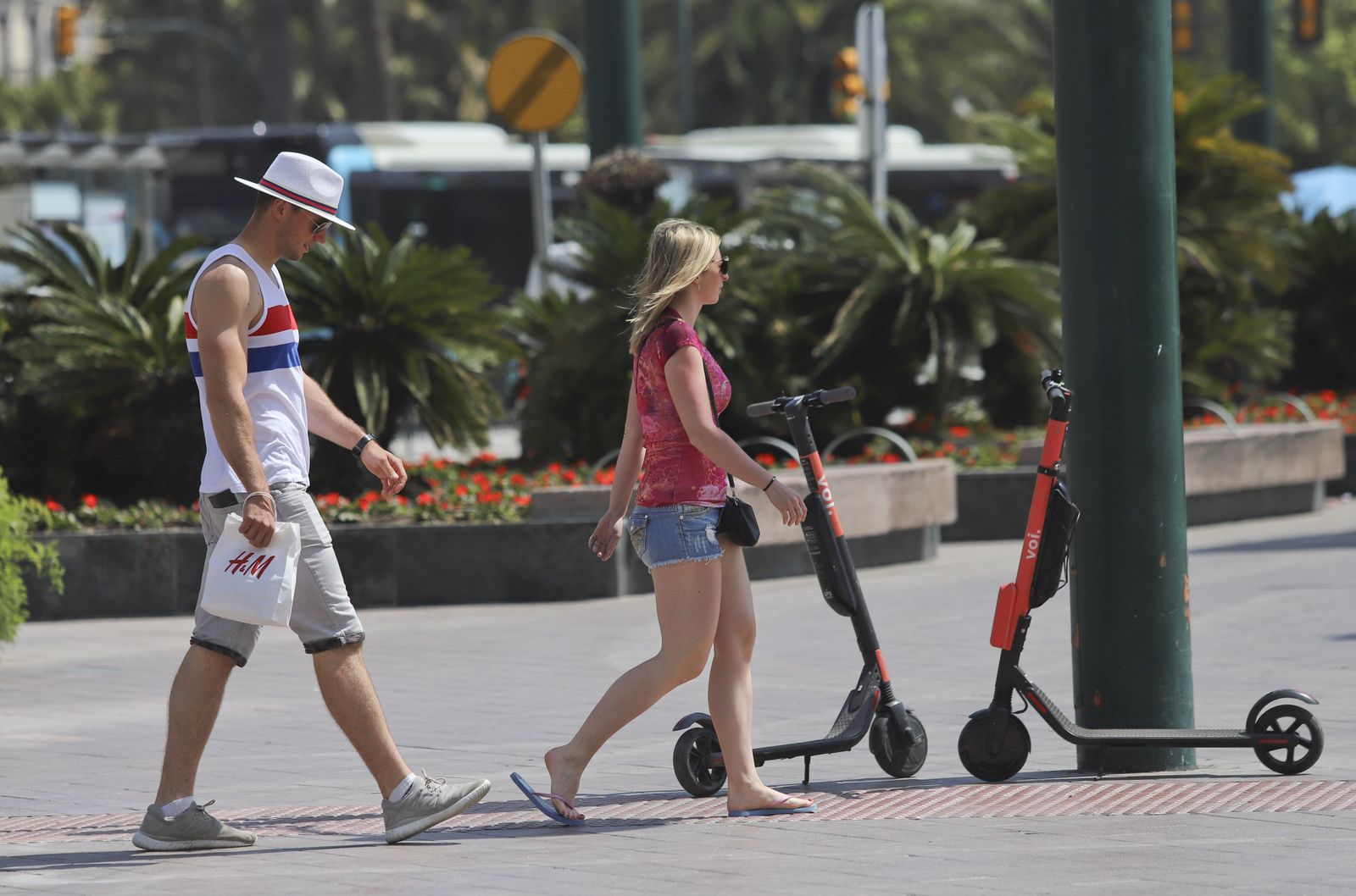 Vestimenta veraniega por las altas temperaturas de principios de mayo.
