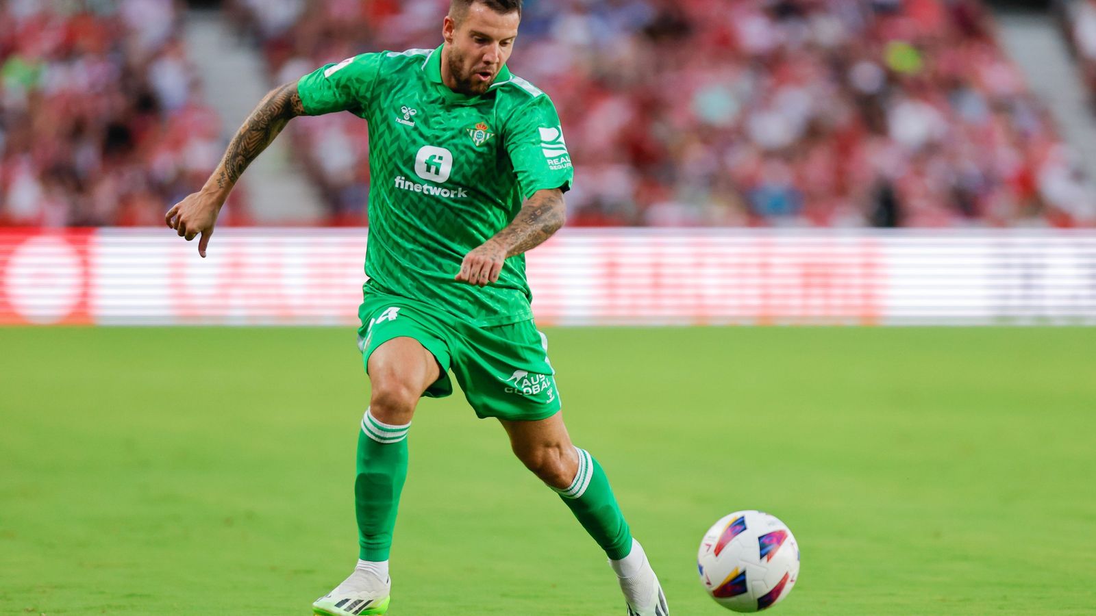 Aitor Ruibal controla la pelota.