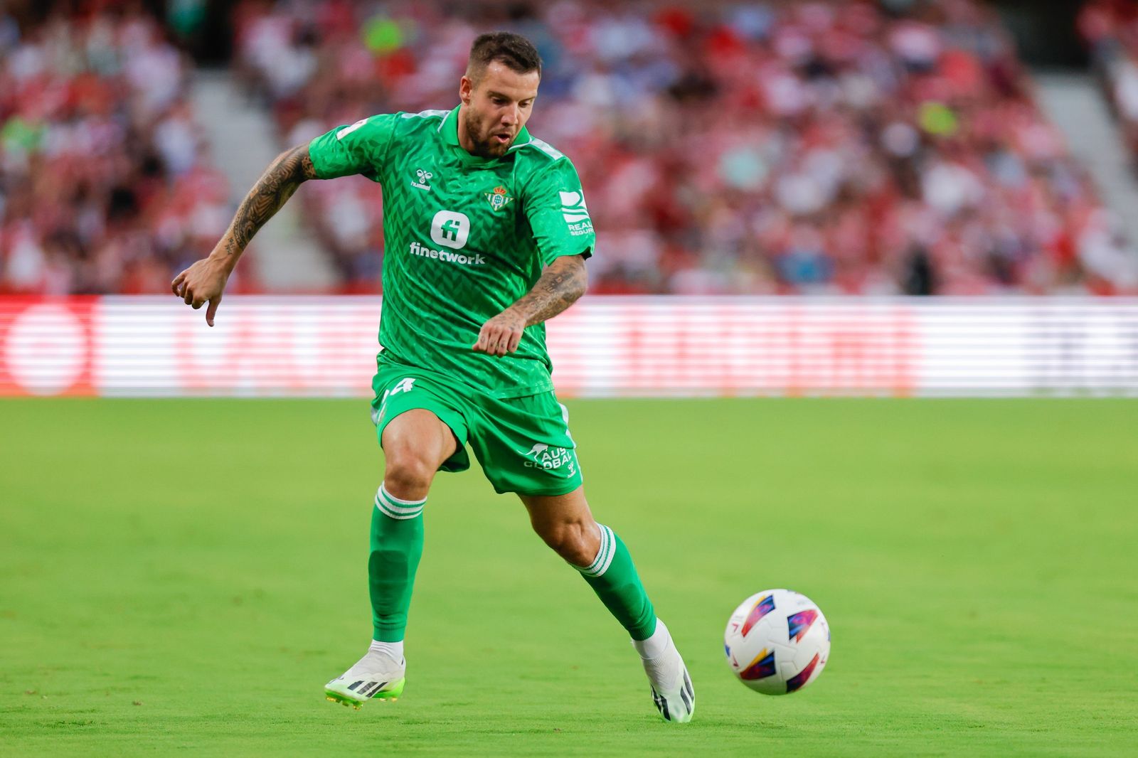 Aitor Ruibal controla la pelota.