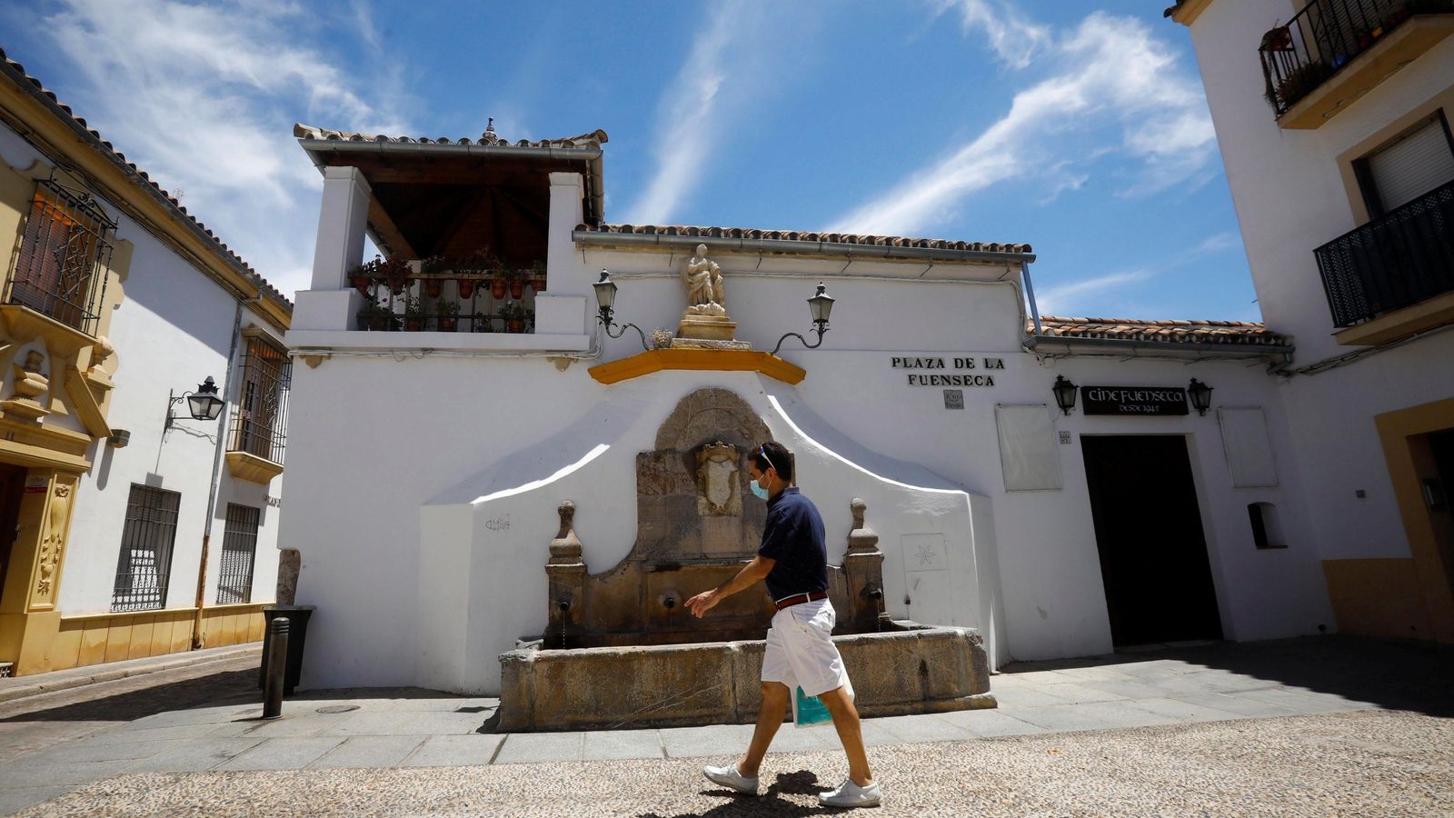 Entrada al cine Fuuenseca, en la plaza del mismo nombre. Entrada al cine Fuuenseca, en la plaza del mismo nombre.