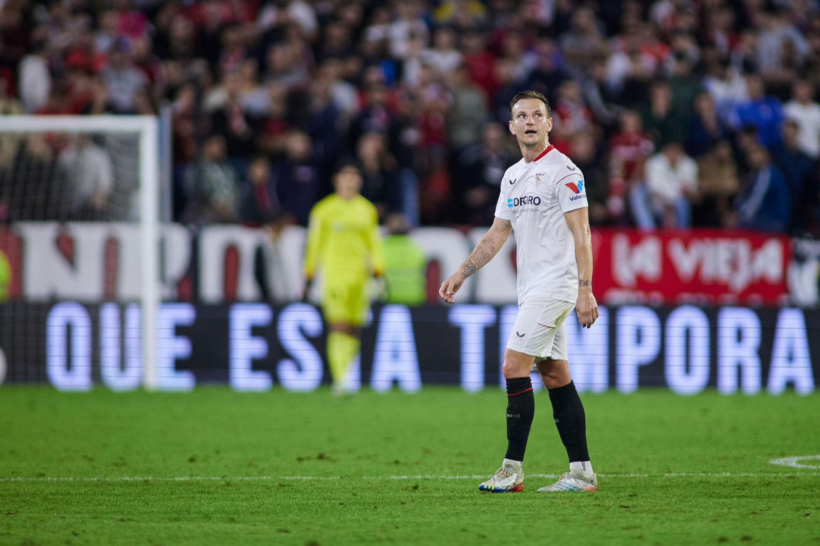 Rakitic abandona el campo tras su expulsión.