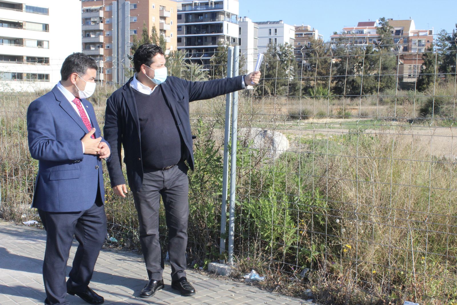 Jaime Pérez en su visita a la zona del futuro Parque del Ferrocarril.