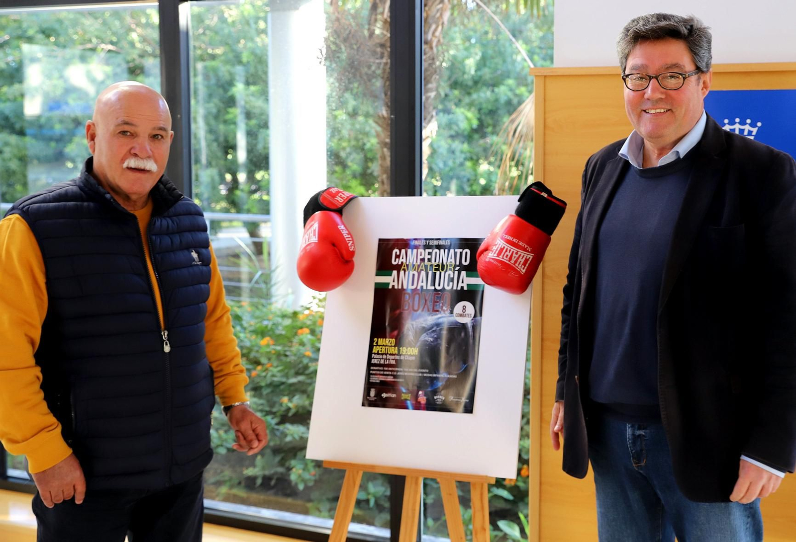 Antonio Navarro y José Ángel Aparicio, junto al cartel del Andaluz Amateur de Boxeo.