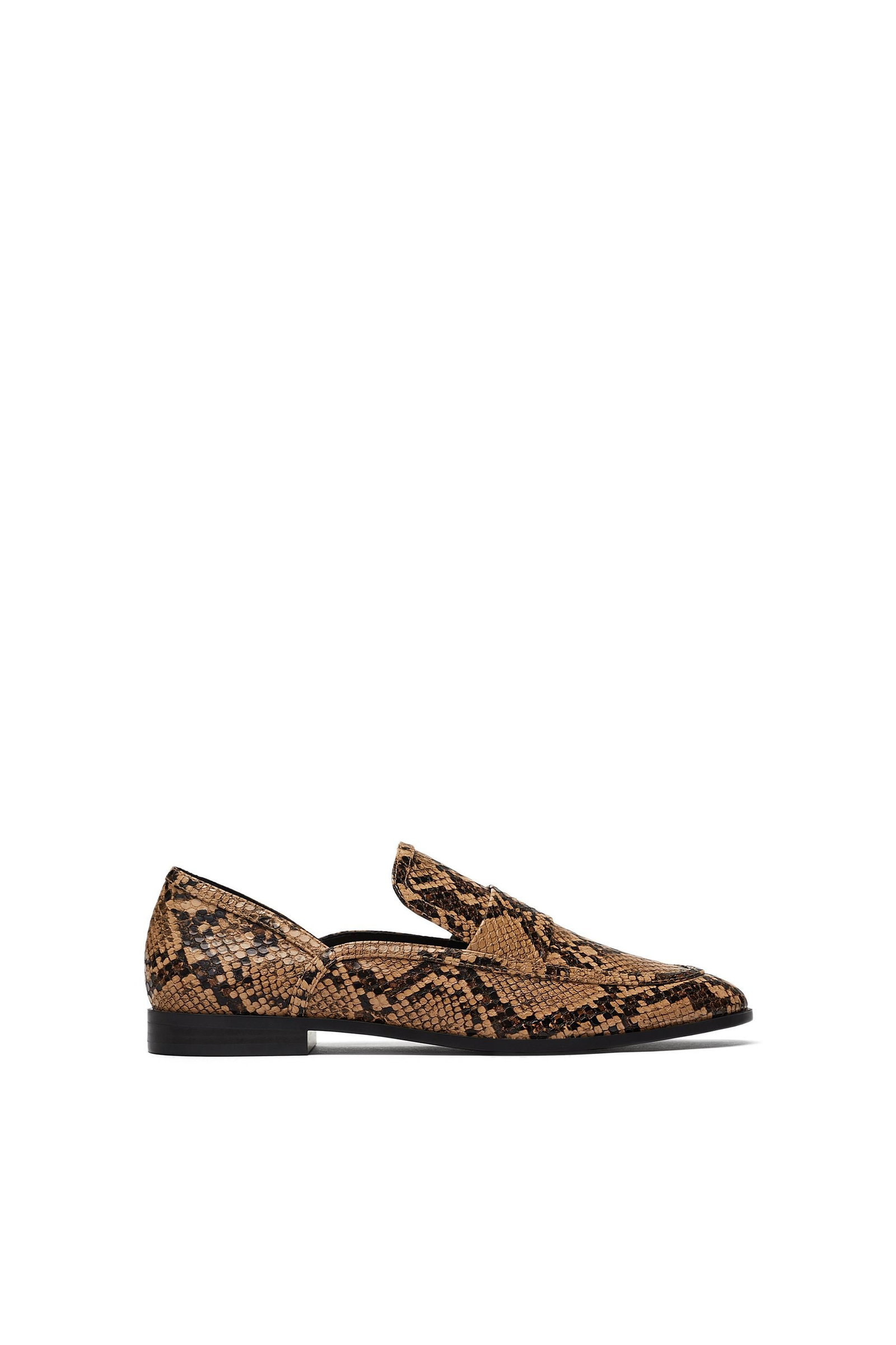 Mocasines: con efecto piel de reptil. De Zara. Los mejores zapatos de tendencia esta temporada