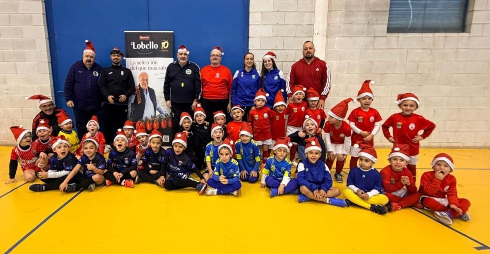 Los distintos equipos participantes en la concentración llevada a cabo en Campohermoso posan al término de los partidos.