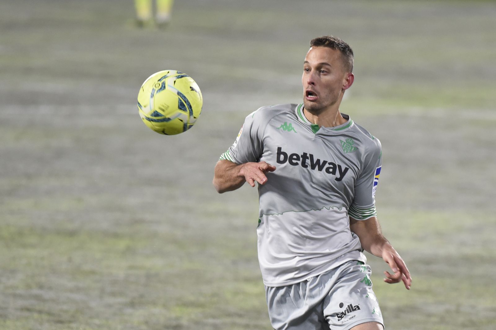 Sergio Canales, en el partido de Liga en Huesca, el pasado lunes.