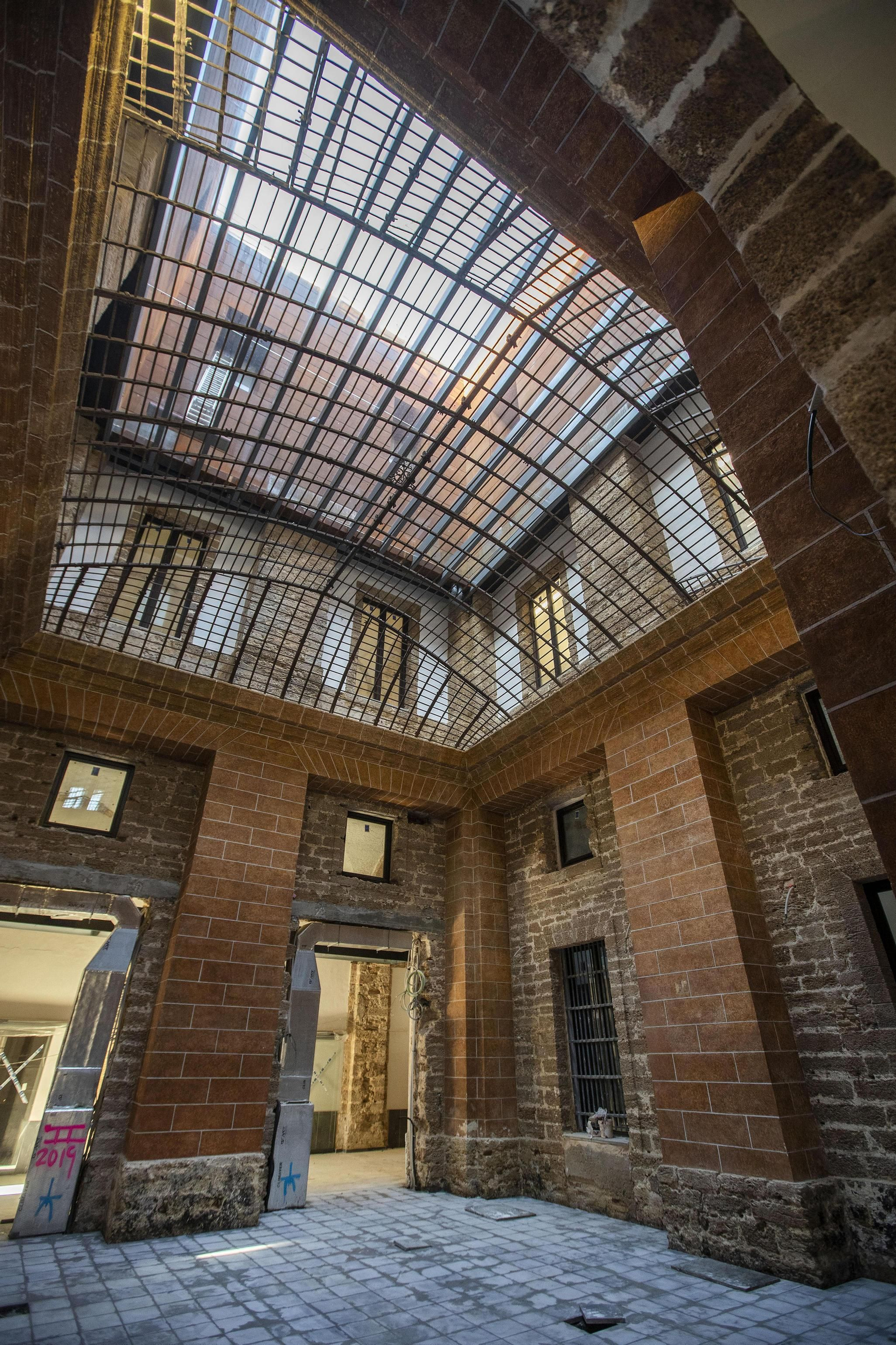 Obras de urgencia para reparar la montera del patio de la cárcel en el Ayuntamiento de San Fernando