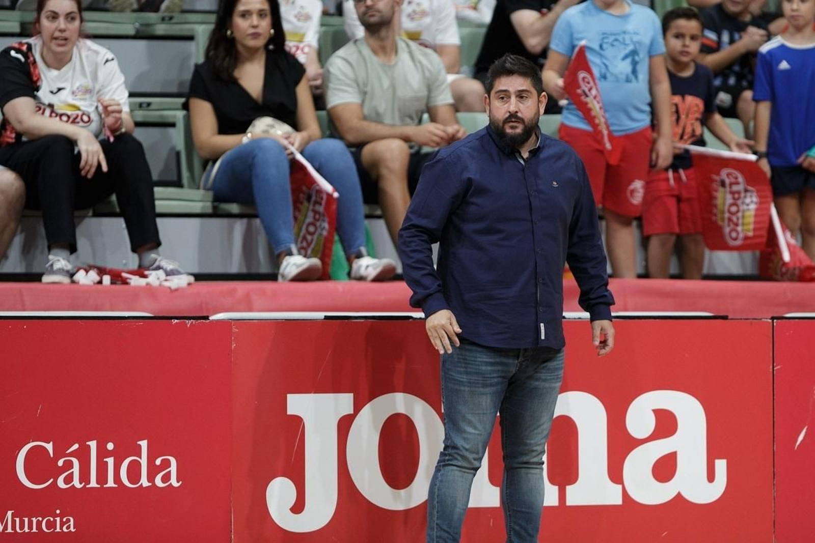 Josan González sigue atento la evolución del encuentro. Josan González sigue atento la evolución del encuentro.