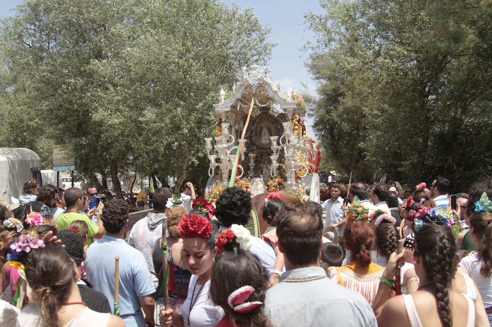 Las hermandades cruzando el puente del Ajolí, en imágenes