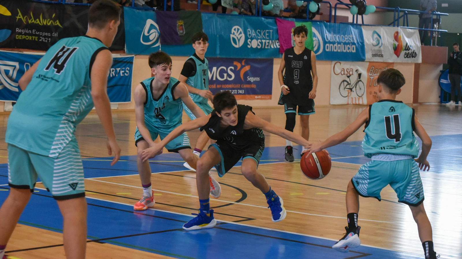 Las fotos de la tercera jornada del Andaluz infantil masculino de baloncesto en La Línea