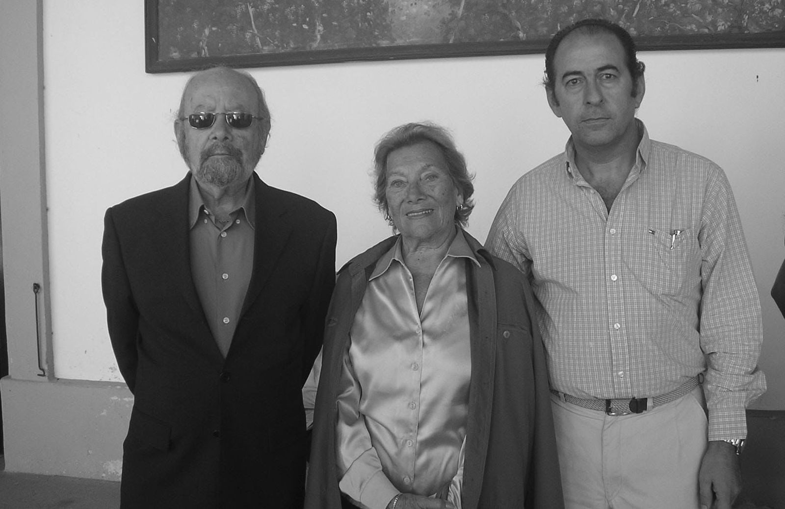 El autor del artículo, con su tío José Manuel Caballero Bonald y su esposa, Pepa Ramis.