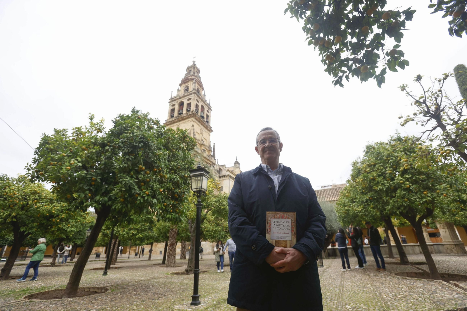 José Carlos Aranda muestra el libro que ha publicado sobre las leyendas en torno a la Mezquita-Catedral