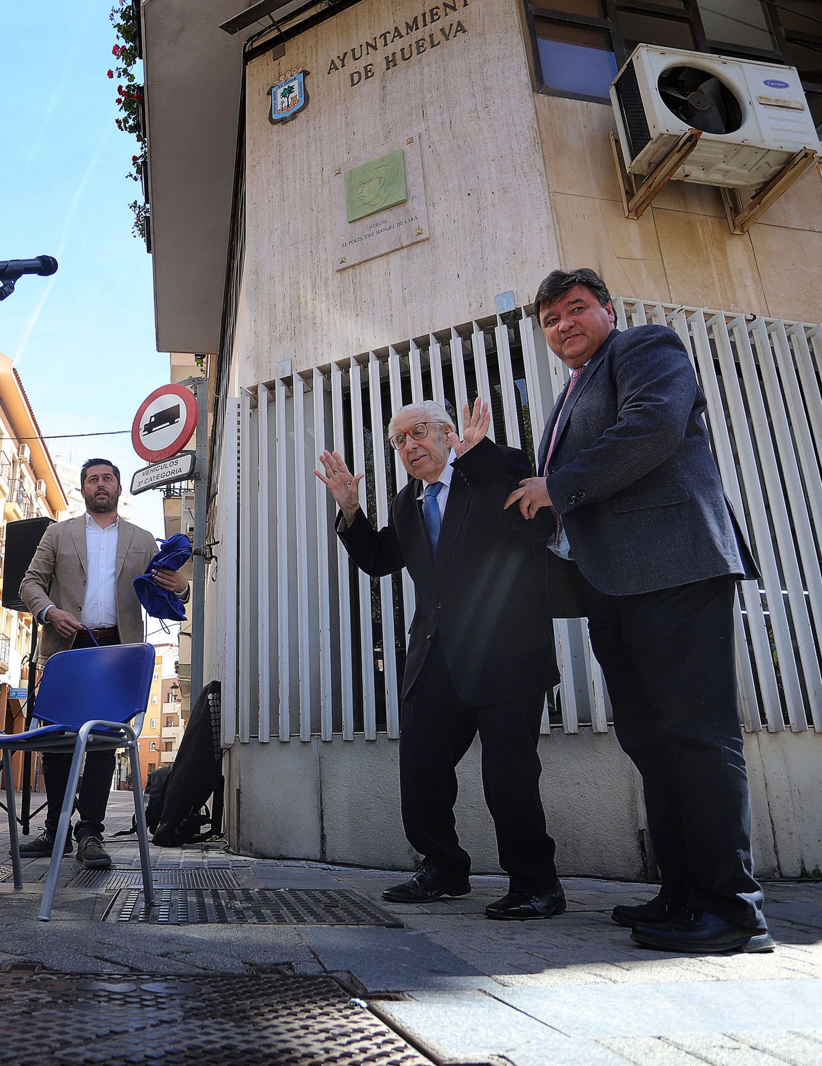 Imágenes del descubrimiento del relieve homenaje al poeta José Manuel de Lara