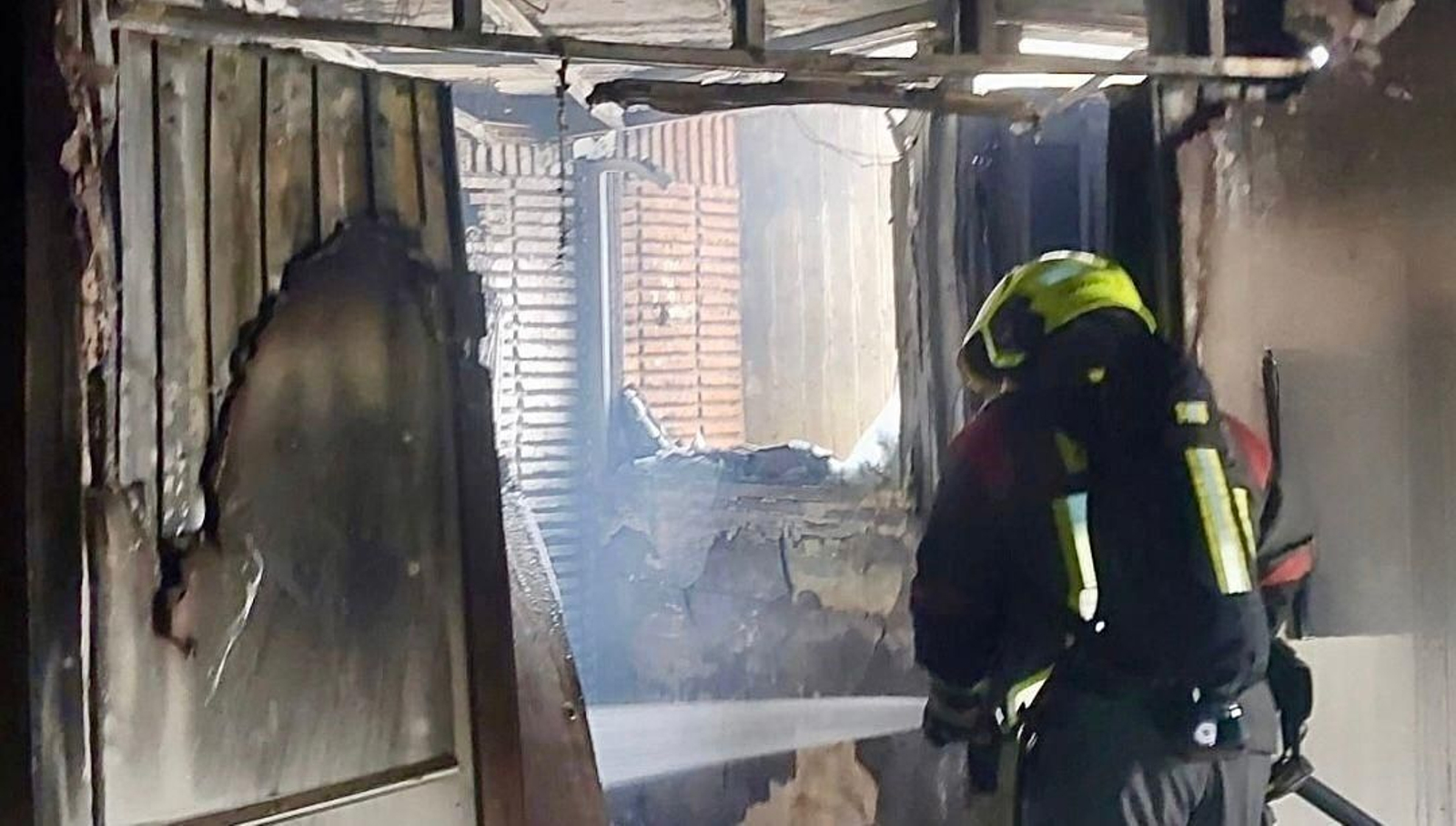 Un bombero realizando labores de extinción.