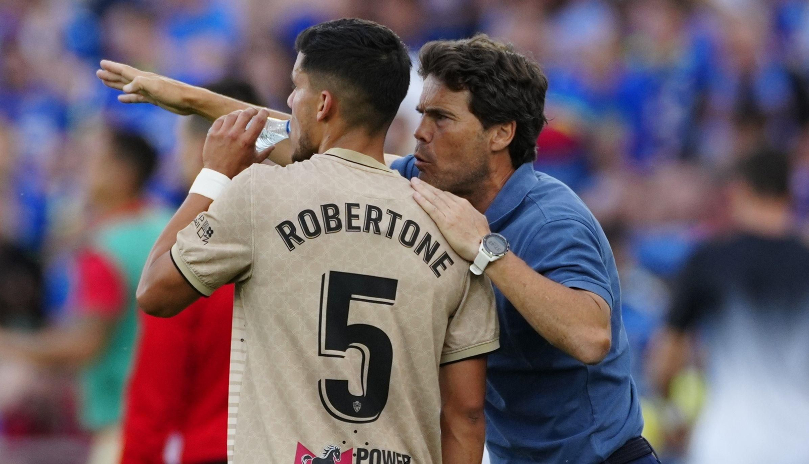 Rubi da indicaciones a Robertone durante un receso