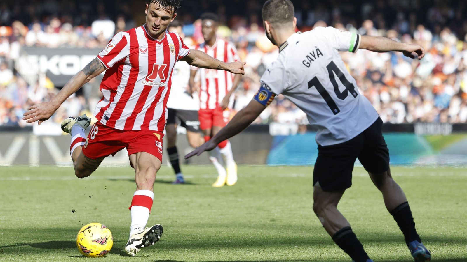 Marc Pubill busca el lanzamiento desde la frontal frente a José Luis Gayà.