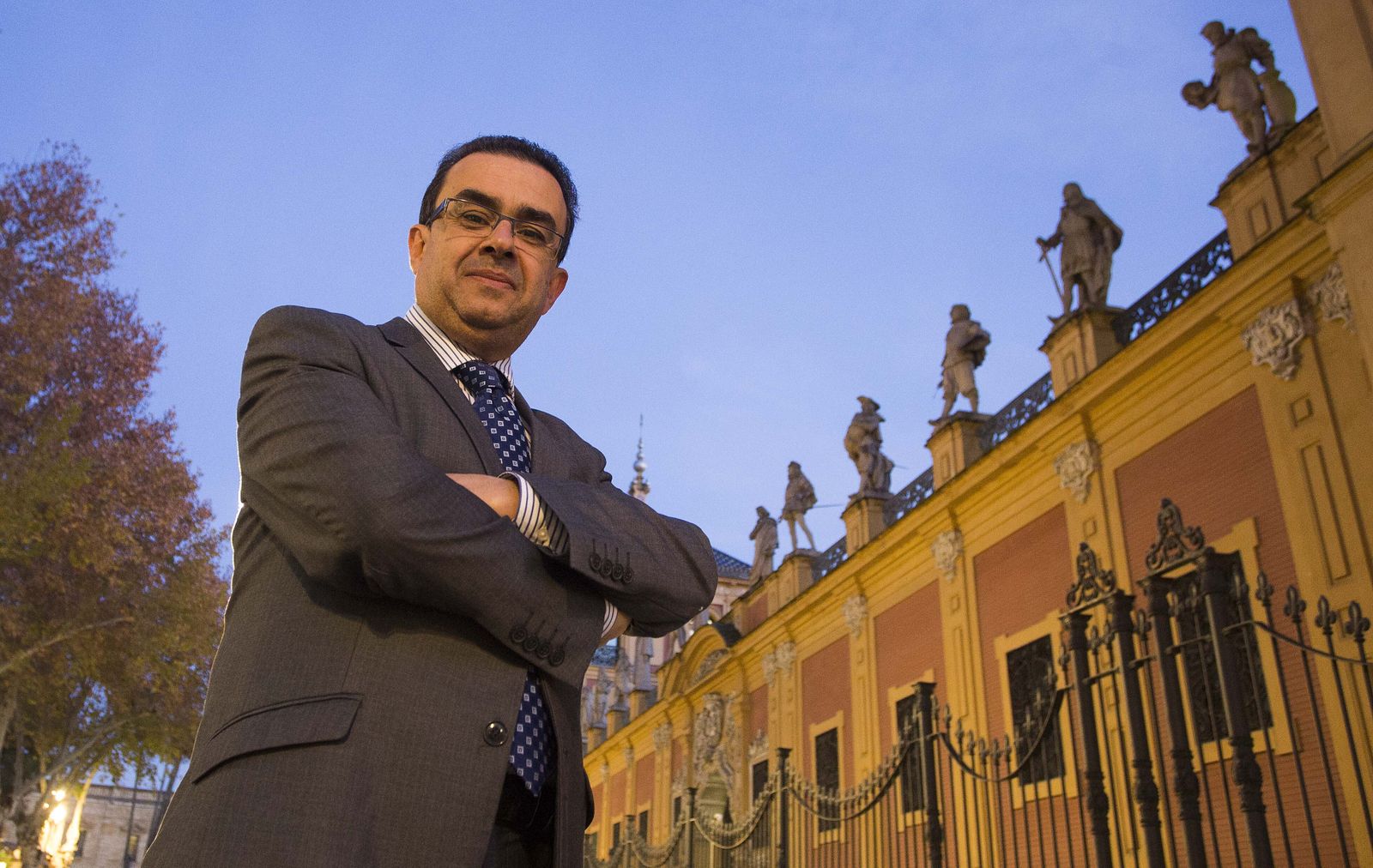 Francisco Robles junto al Palacio de San Telmo
