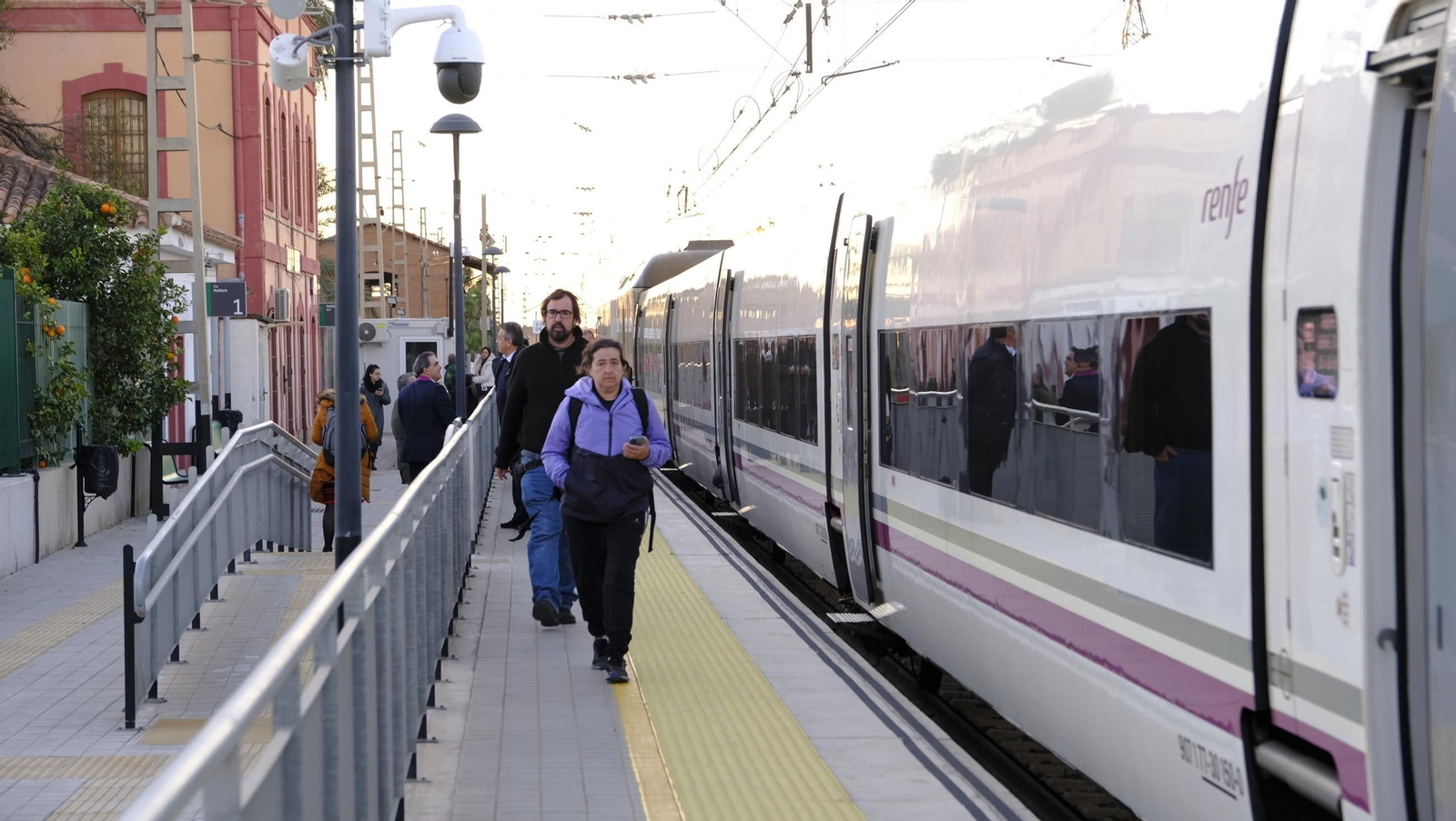 El primer Alvia de Renfe sale de la Estación de Huércal de Almería, en imágenes
