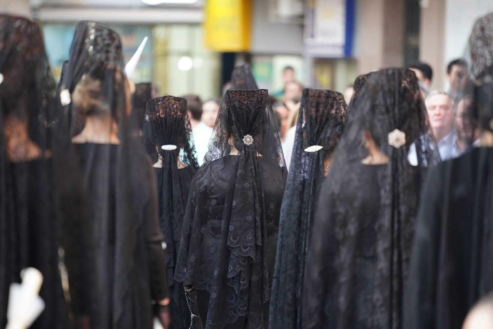 Martes Santo en Lucena: Las procesiones del Carmen, Servitas y Amor y Paz, en imágenes