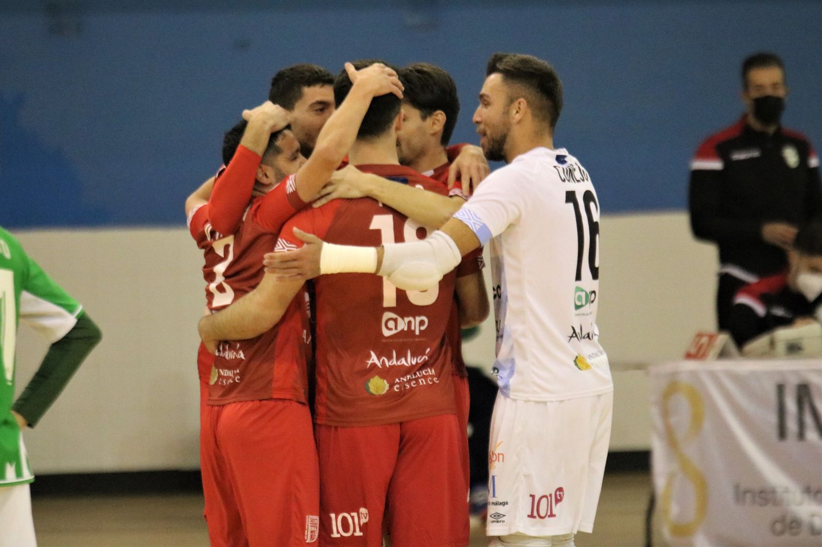 Los jugadores del UMA Antequera celebran un gol.