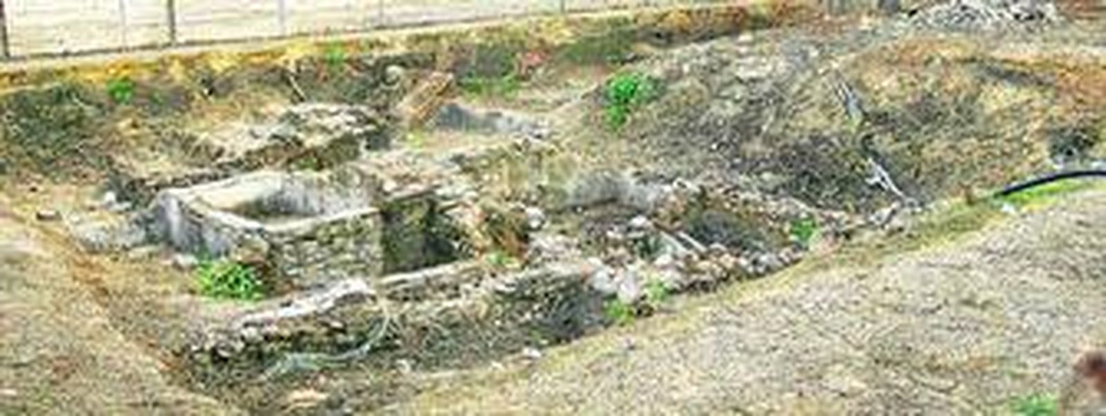 Estado de deterioro que muestra la estructura de un grupo de piletas de salazones y los muros de canalizaciones.