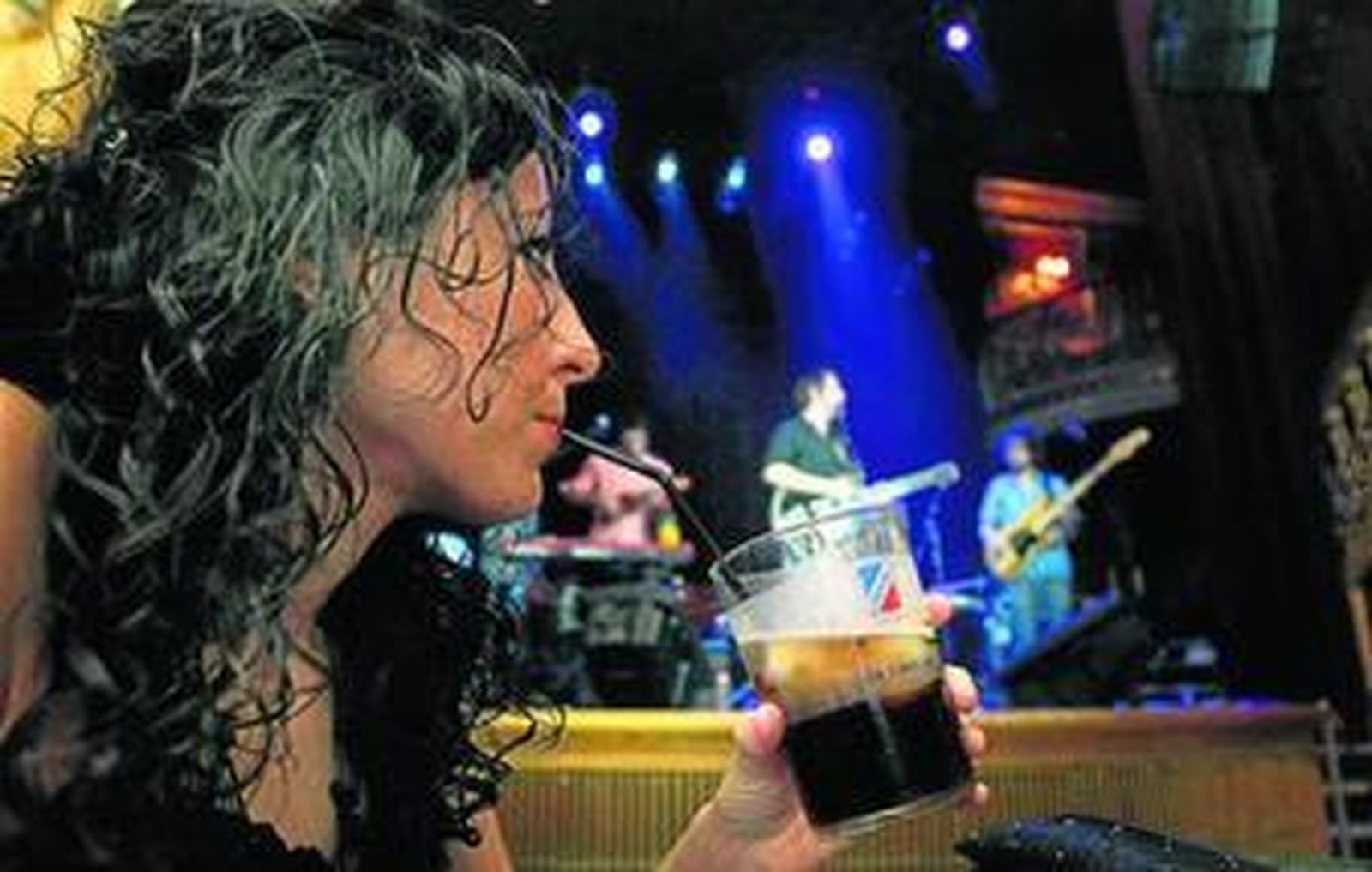 Una joven escucha a uno de los grupos que abrió el telón musical la noche del viernes en la sala Mucho teatro.