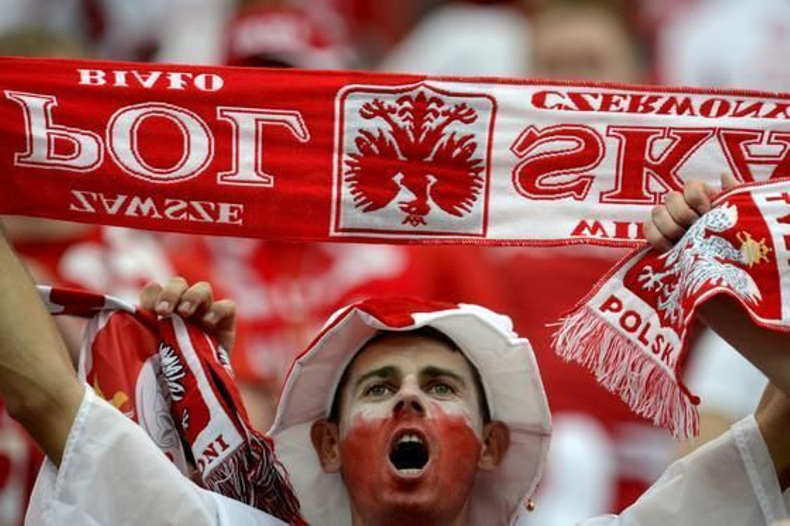 Polonia y Grecia empatan 1-1 en un interesante partido inaugural con dos expulsados, polémica y un penalti fallado.  Foto: EFE