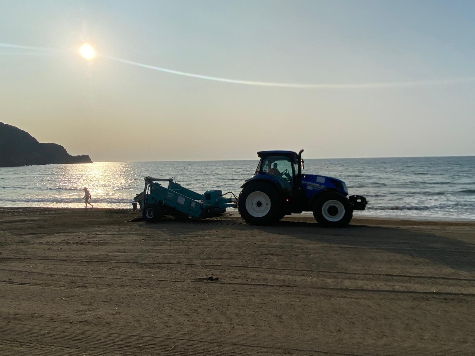 Una de las máquinas tractoras limpiando una playa nijareña.