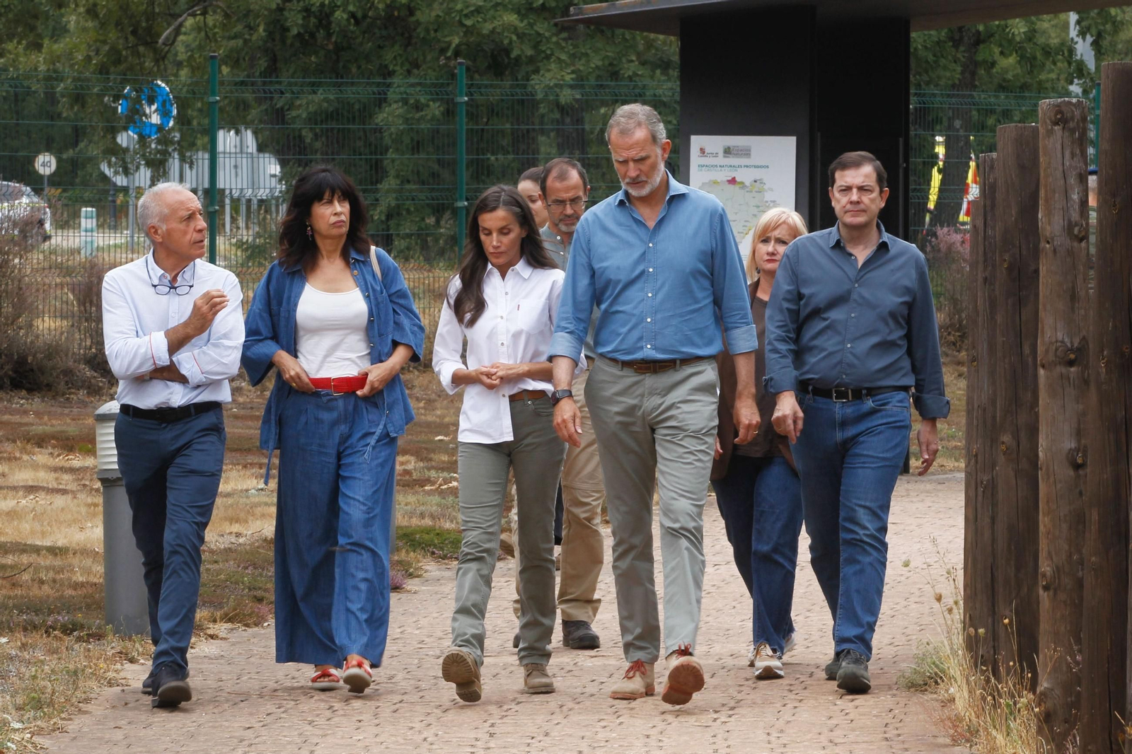 Las fotos de la visita de los Reyes a las zonas afectadas por los incendios en Sanabria y Las Médulas