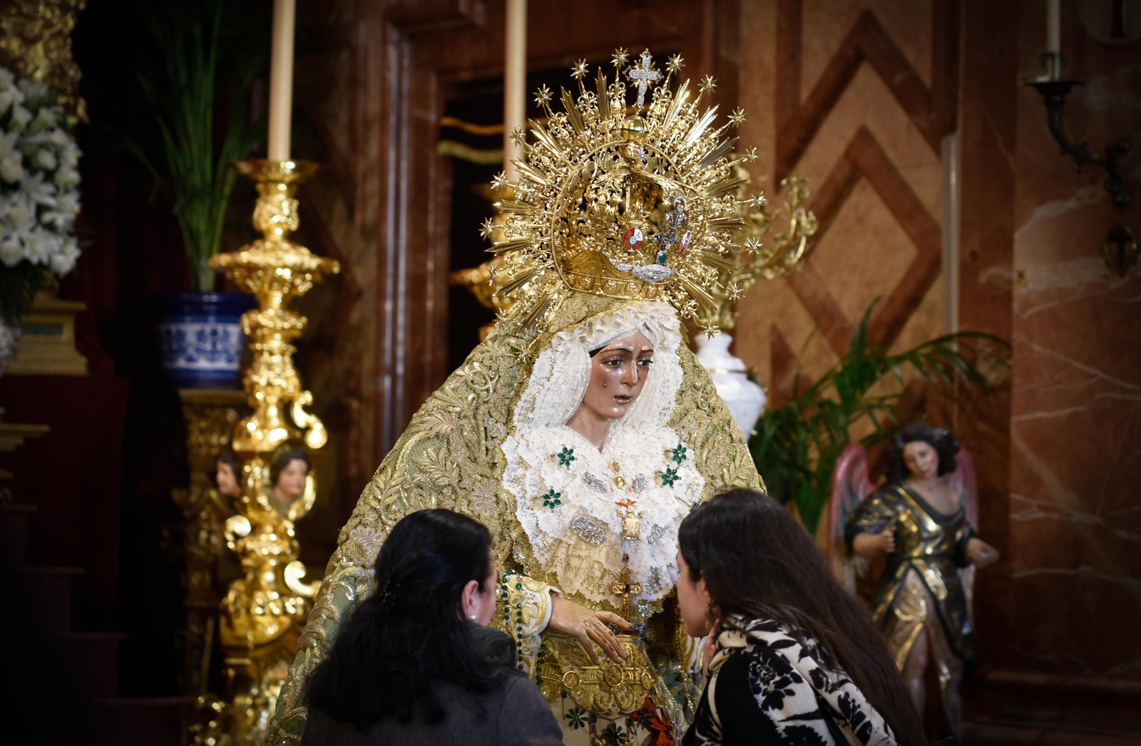 El besamanos de la Macarena, en imágenes