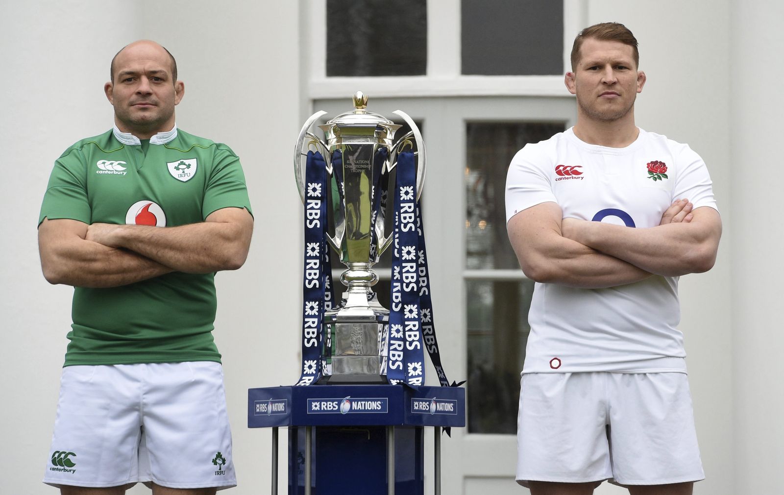 El capitán de Inglaterra , Eddie Jones (d), y el capitán de Irlanda, Rory Best, posan junto al trofeo Seis Naciones