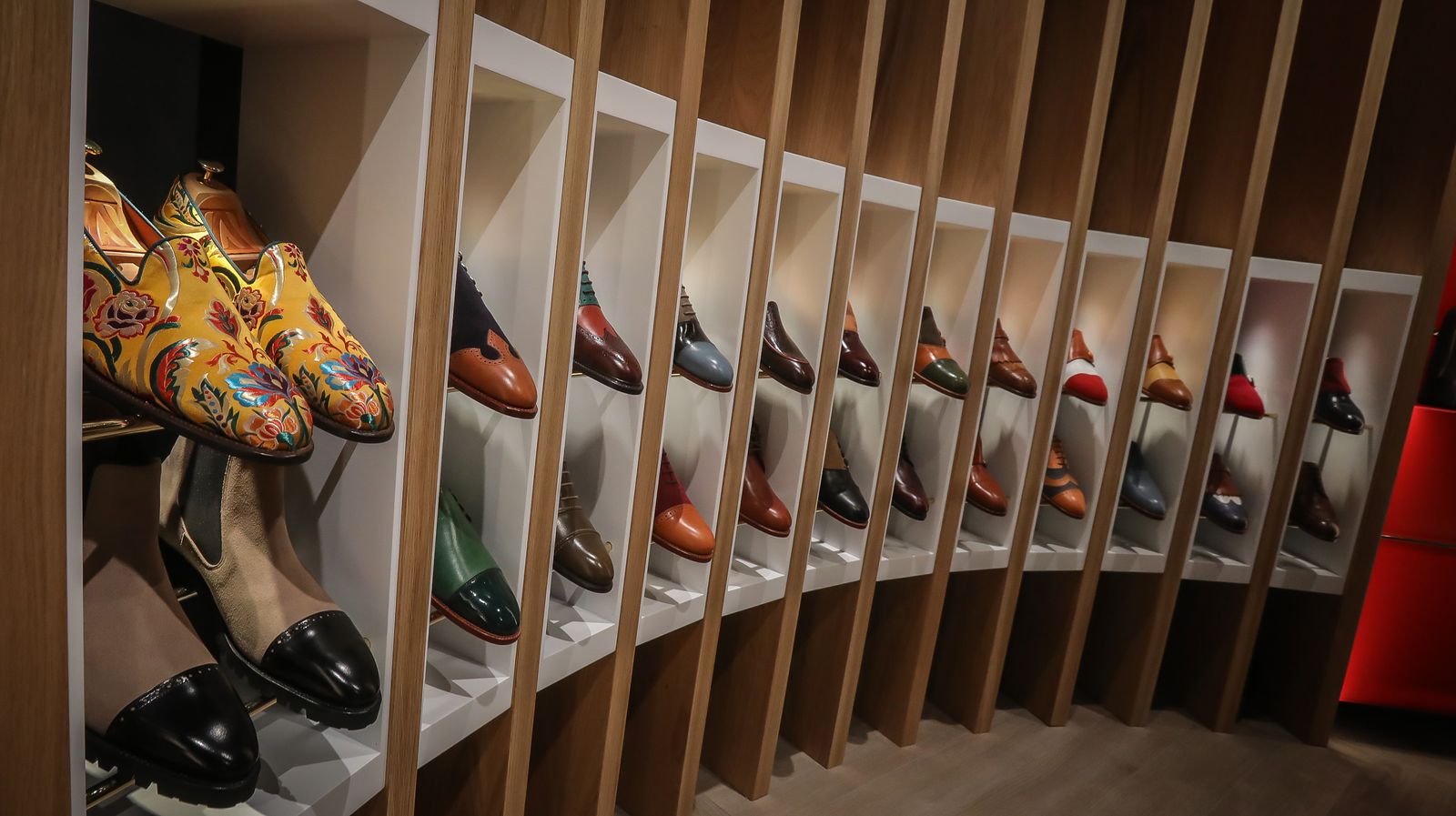 Abraham Zambrana inaugura taller y zapatería de lujo en el centro de Jerez