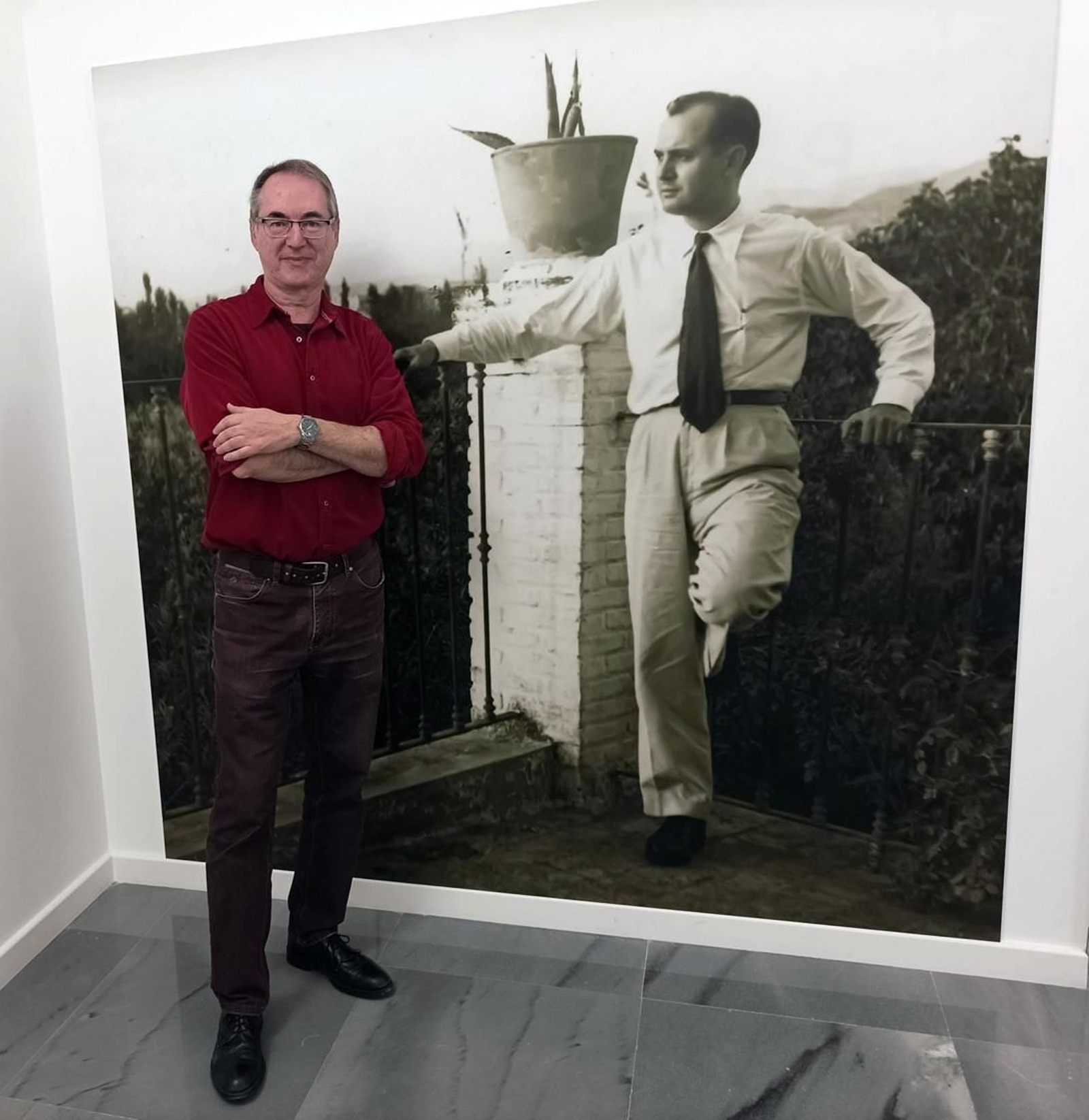 Enrique Bonet junto a un retrato de Agustín Penón.