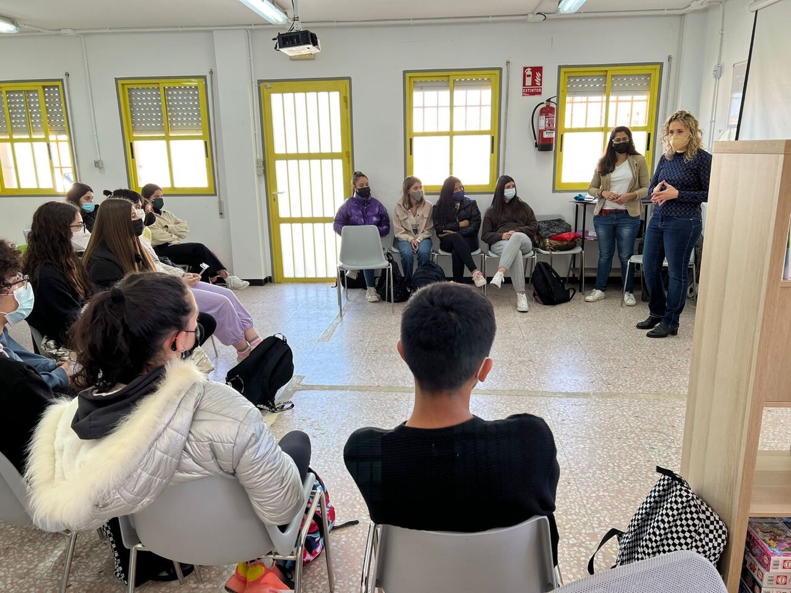 la asesora provincial de programa del IAJ, Rosa Maldonado, durante uno de los talleres sobre sexualidad realizados en el IES Mar Serena de Pulpí.