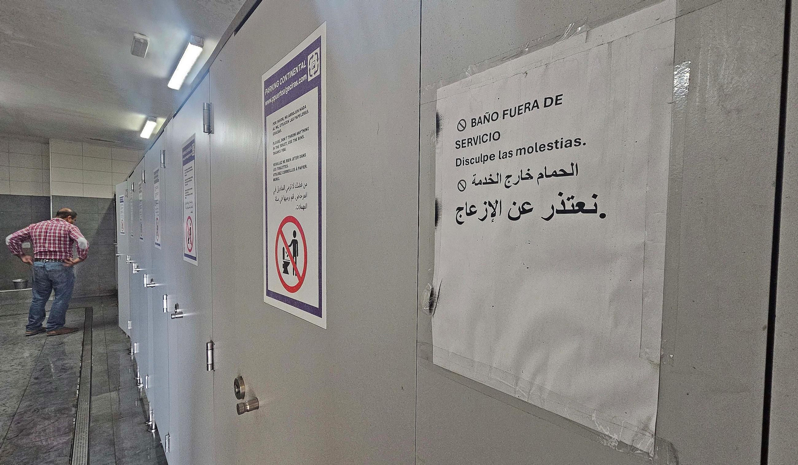 Un baño fuera de servicio y un reguero de agua en el módulo de aseos de la TTP-1.