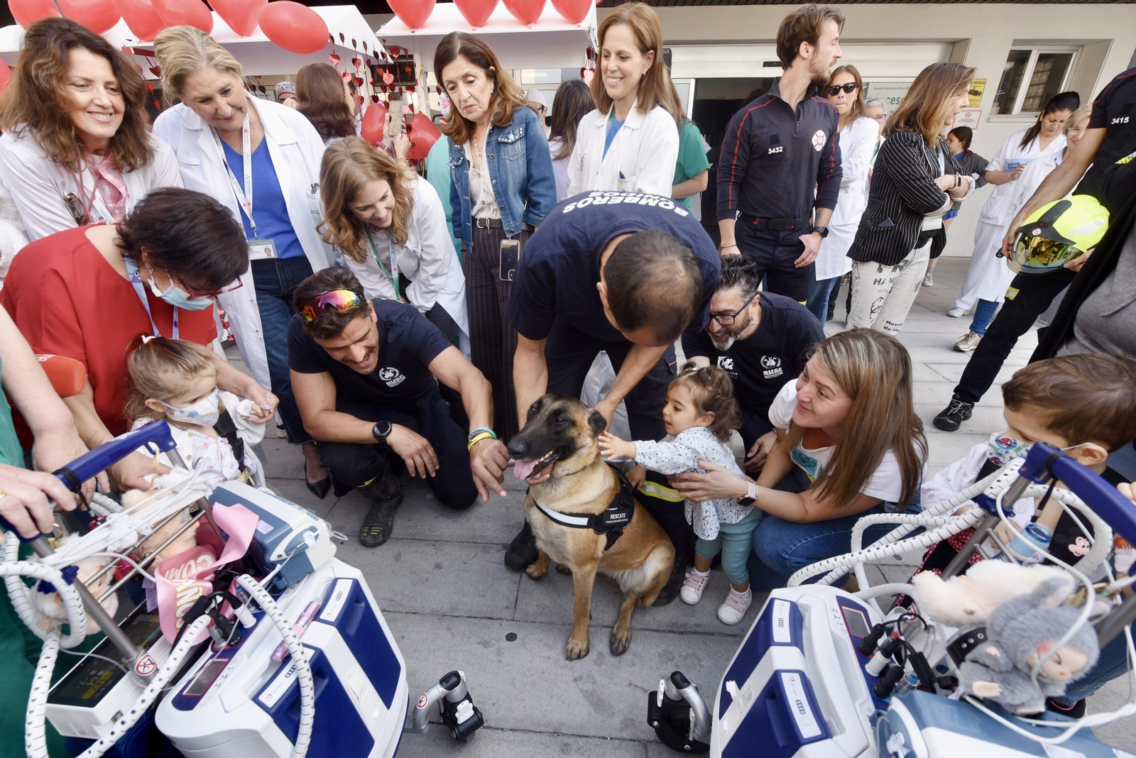 El Reina Sofía celebra el Día del Niño Hospitalizado con la visita de los bomberos, en imágenes